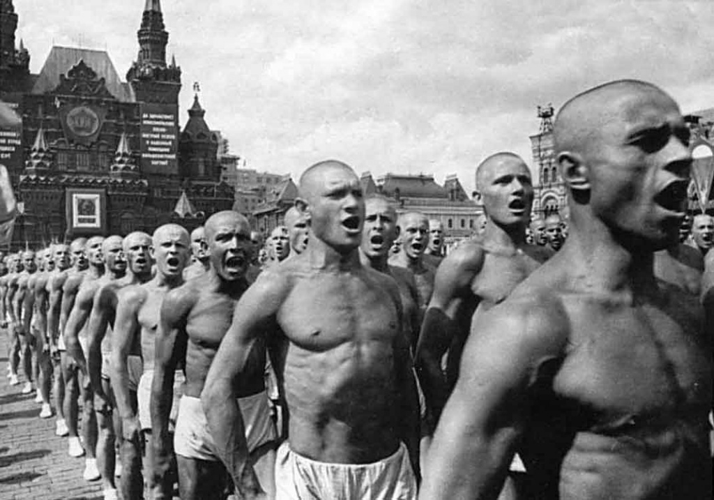 A. Rodtchenko, fotorreportagem da Parada dos Esportistas. Proletários musculosos – a personificação patente do culto soviético ao super-homem.